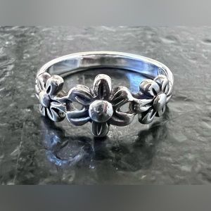 925 stamped sterling silver ring with trio of flowers. 🌸